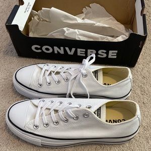 Converse platform Sneakers. NEW NEVER WORN!!